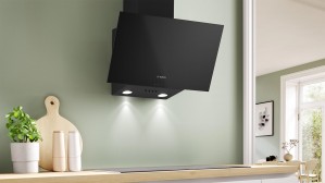 Вытяжка наклонная Bosch DWK63PJ60T черное стекло