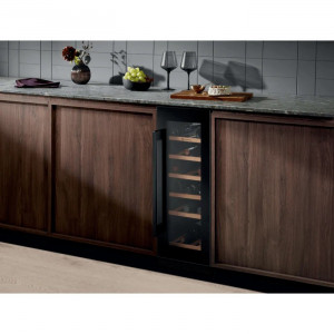 Вбудована винна шафа Electrolux EWS4020B5B фото
